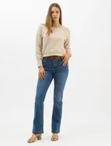 Jean de tiro alto con corte bootcut, color azul denim. Presenta diseño de cinco bolsillos, cierre frontal con botón y pasadores para cinturón. Incluye un cinturón trenzado de cuero sintético con hebilla metálica.