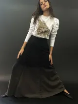 Falda larga de lana color negro con teñido degradado en tonos grises. Corte a la cintura con bolsillos laterales y cierre invisible.