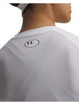 Remera de compresión de manga corta Under Armour, confeccionada en tejido HeatGear ultraligero y elástico. Presenta un ajuste firme al cuerpo, cuello redondo y costuras planas ergonómicas para mayor comodidad durante el entrenamiento.