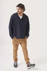 Pantalón cargo color beige con bolsillos laterales y corte ajustado.