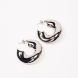 Par de aros tipo argolla gruesa, color plateado brillante.