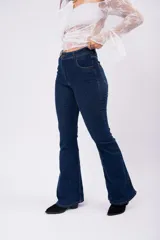 Jean de corte oxford y tiro alto en color azul oscuro, con diseño de pierna ajustada hasta la rodilla y botamanga acampanada.