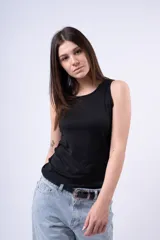 Musculosa negra de corte ajustado, con escote redondo y sin mangas.