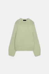 Jersey de punto grueso con cuello redondo, manga larga y diseño de bajo asimétrico.