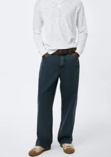 Pantalón vaquero de corte recto y tiro medio, en color azul oscuro con acabado lavado. Cuenta con cierre de cremallera y botón, además de bolsillos laterales y traseros.