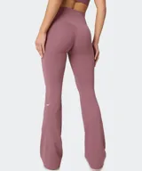 Pantalón flare negro de tiro alto, confeccionado en tejido PureLuxe ultrasuave, con diseño acampanado en las pantorrillas.