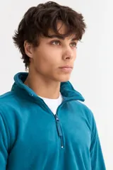 Buzo de polar gris con cuello alto y cierre frontal parcial, de manga larga y ajuste cómodo.