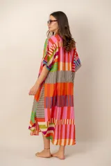 Vestido largo colorido con estampado geométrico de rayas en bloques, escote en V con botones frontales y mangas cortas holgadas.