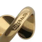 Anillo de aleación de metales bañado en oro 18k con diseño abierto en forma de espiral y extremos abultados de líneas orgánicas.