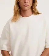 Remera oversize de manga corta color negro, confeccionada en algodón y poliéster.