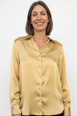 Camisa de manga larga en color camel con acabado satinado, cuello clásico y cierre frontal con botones a tono.
