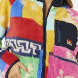 Campera de polar con cierre frontal, diseño de bloques de colores vibrantes con estampados florales y playeros. Cuenta con cuello alto, bolsillo frontal con cierre y terminaciones en color azul marino.