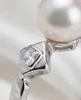 Anillo de plata 925 con una perla central y un detalle de circonia engastada en el lateral.