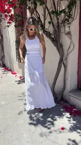 Musculosa blanca de algodón con cuello redondo y bordes en crochet color marrón.