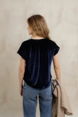 Remera de manga corta confeccionada en terciopelo color azul marino, con cuello redondo y corte clásico.