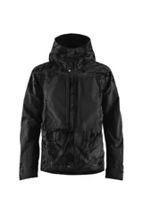 Campera negra con estampado de ramas de árbol, con capucha ajustable, cierre frontal con botones a presión, múltiples bolsillos y logo de la marca en la manga izquierda.