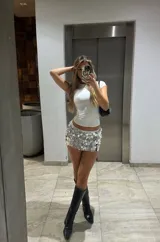 Minifalda plateada con lentejuelas circulares, tiro bajo y cintura elástica.