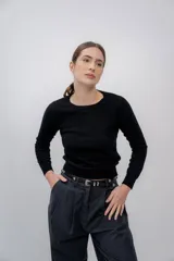 Sweater marrón de cashmere con cuello redondo y mangas largas.