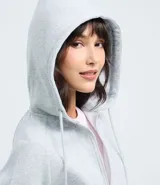 Saco femenino de algodón con capucha ajustable, mangas largas, cierre frontal con cremallera y bolsillos laterales.