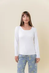Remera básica de manga larga en color blanco, confeccionada en tela gruesa con elastano. Presenta un diseño liso con escote redondo y un calce cómodo que se adapta al cuerpo sin ajustar.