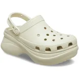 Zuecos Crocs Classic Bae color tostado, con plataforma alta y suela contorneada, diseño clásico con perforaciones de ventilación en la parte superior y tira trasera ajustable.