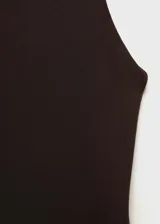 Vestido largo entallado de color marrón, con cuello redondo, diseño sin mangas y tirantes anchos. Presenta una abertura en la parte posterior y está confeccionado en un tejido fluido.
