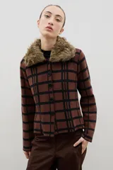 Saco de punto con diseño de cuadros, cierre frontal con botones y cuello de pelo sintético desmontable.