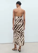 Vestido midi de viscosa con estampado de cebra en tonos marrón y beige. Presenta un diseño recto con cuello drapeado y tirantes finos ajustables.
