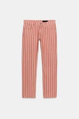 Jeans de tiro medio con diseño de rayas verticales a contraste. Cuenta con cinco bolsillos, trabillas en la cintura y cierre frontal con cremallera y botón.