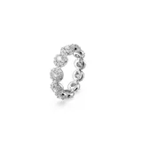 Anillo plateado con banda de piedras blancas redondas engarzadas en pavé. Inspirado en la joyería fina, este anillo es ideal para regalar o usar en ocasiones especiales.