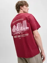 Remera de manga corta y cuello redondo, color rojo tibetano, con ajuste relajado. Presenta un estampado pequeño en el pecho con el texto "BRYANT PARK THE HEARTBEAT OF MIDTOWN".