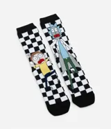 Medias de caña alta con diseño cuadriculado en blanco y negro, con estampas de los personajes Rick y Morty.