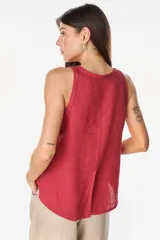 Blusa marrón de lino, sin mangas, con escote redondo y corte evasé. Presenta una costura vertical central en el frente y bajo asimétrico.