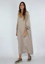 Vestido midi negro de corte amplio, con mangas 3/4 y escote en V.