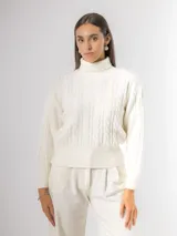 Sweater de tejido de punto con cuello alto y diseño de trenzas verticales en el frente y las mangas. Presenta puños y ruedo acanalados.