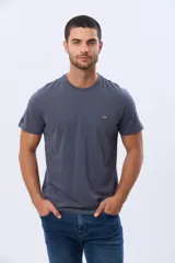 Remera lisa de manga corta y cuello redondo, color gris oscuro, de calce cómodo con pequeño logo bordado en el pecho.