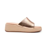 Sandalias casuales Korium modelo Nela, con plataforma de taco corrido en tono nude y faja ancha metalizada en color oro rosado.