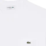 Remera de manga corta Lacoste, color blanco, con cuello redondo y el icónico logo del cocodrilo bordado en el pecho.