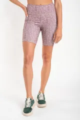 Short tipo biker de tiro alto, confeccionado en tejido técnico elástico de secado rápido, con costuras reforzadas y bolsillos laterales integrados.