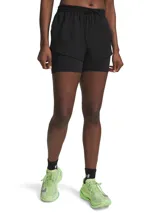 Short deportivo de running dos en uno, compuesto por un short exterior ligero y un short de compresión integrado. Presenta cintura elástica con cordón ajustable, bolsillo trasero con cierre y detalles reflectantes.