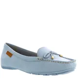 Mocasines de cuero color celeste, con detalle de lazo frontal y herrajes dorados. Presentan costuras a la vista y etiqueta de la marca en el lateral.