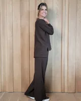 Pantalón de hilo con textura acanalada, de corte recto y holgado, con cintura elástica. Presenta un diseño cómodo y versátil en color beige.