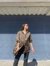 Camisa larga de animal print, con mangas largas y cuello clásico.