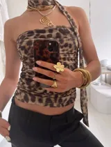 Top corto de un solo hombro, con estampado animal print y corbatín al cuello.