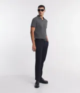 Pantalón de vestir color marrón, de corte slim y largo cropped. Confeccionado en tejido de algodón liso, con bolsillos laterales y traseros. Cierre frontal con botón y cremallera.