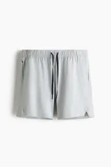 Short deportivo gris claro de tejido funcional con tecnología DryMove™, corte estándar, cintura elástica con cordón de ajuste negro, bolsillos laterales y aberturas en el bajo.