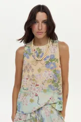 Musculosa estampada de escote redondo con apertura y botón en la espalda, confeccionada en una mezcla de algodón y seda con diseño floral multicolor sobre base beige.
