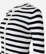 Cardigan de punto con diseño a rayas horizontales en blanco y negro, cuello redondo, manga larga y cierre frontal con botones.