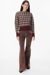 Sweater de punto con diseño de cuadros, cuello redondo y puños y cintura acanalados en color bordó sólido.