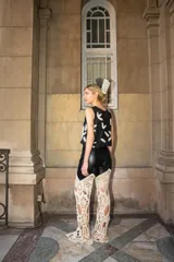 Musculosa de cuero negro con diseño calado y bordados florales a mano en lana merino.